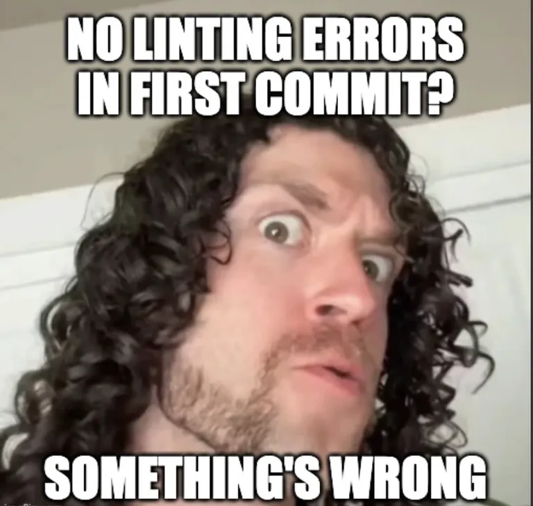 Ein misstrauischer Blick, weil der erste Commit keine Linting-Fehler hat. Mann mit lockigen Haaren, skeptischer Gesichtsausdruck, Text: "No linting errors in first commit? Something's wrong".