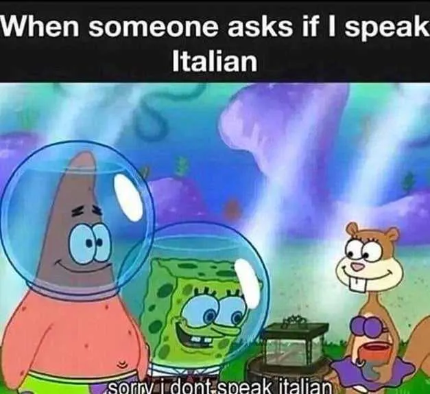 Spongebob und Freunde mit Helmen als Antwort auf die Frage nach Italienischkenntnissen Patrick, SpongeBob und Sandy aus SpongeBob Schwammkopf tragen Helme, mit Text über das Sprechen von Italienisch.