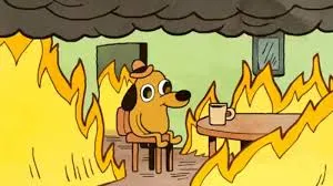 This is fine meme Hund mit Hut sitzt an einem Tisch mit einer Tasse, umgeben von Flammen und Rauch in einem Raum und sagt "This is fine"