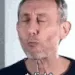 Mann macht ein zufriedenes Gesicht und sagt „click“ Mann mit kurzem Haar schliesst die Augen, macht einen zufriedenen Gesichtsausdruck und drückt die Lippen zusammen, unten steht „*click*“.